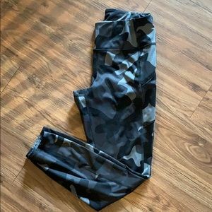 Athleta camo capri